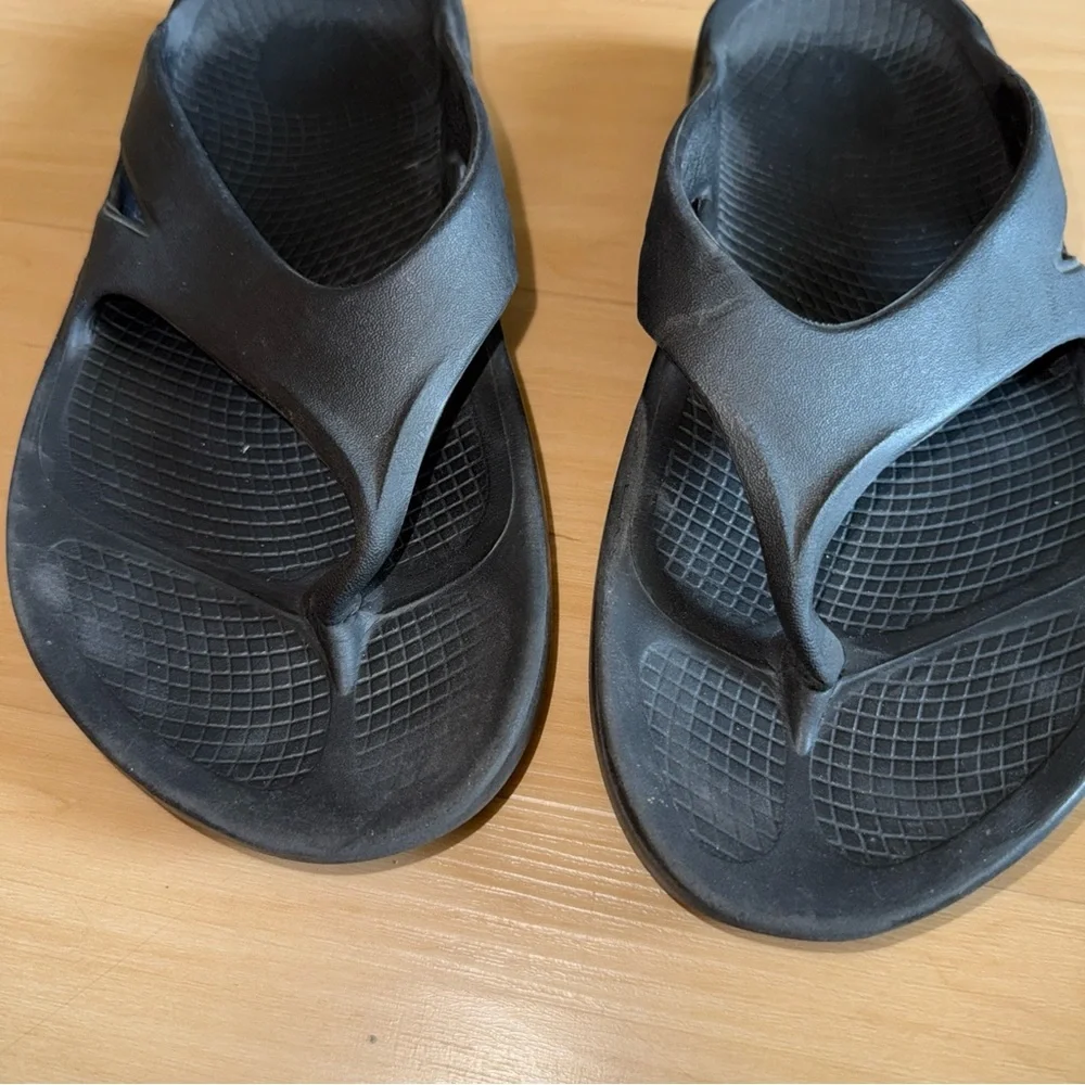 OOFOS OOLALA UNISEX BLACK FLIP FLOP SZ M 8 W 10 BEACHWEAR CUSHIONED FOOTBED